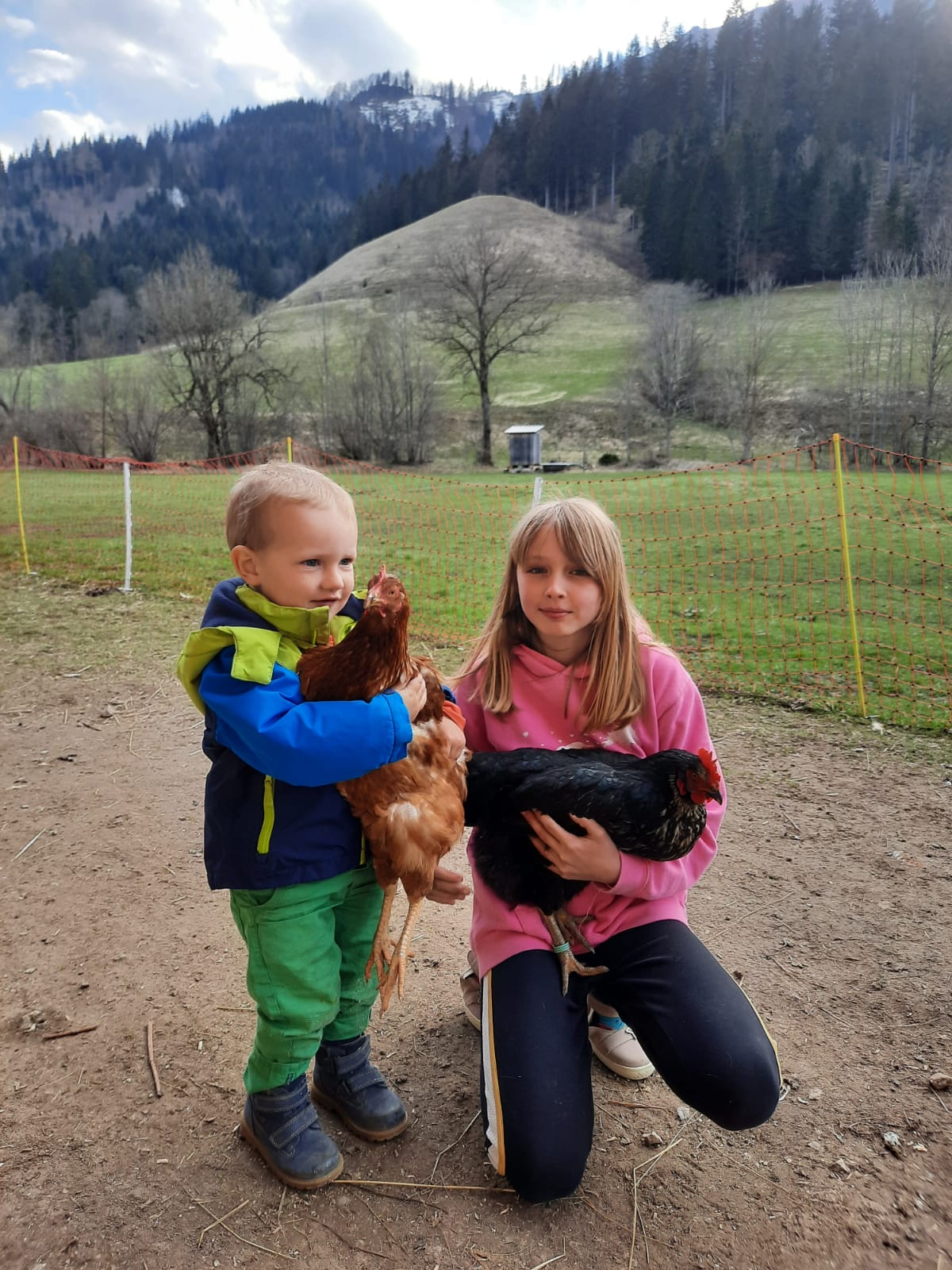 Kinder mit Huhn